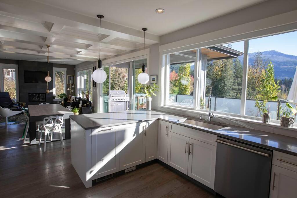 Mountain Serenity Meets Luxury Squamish Exterior foto